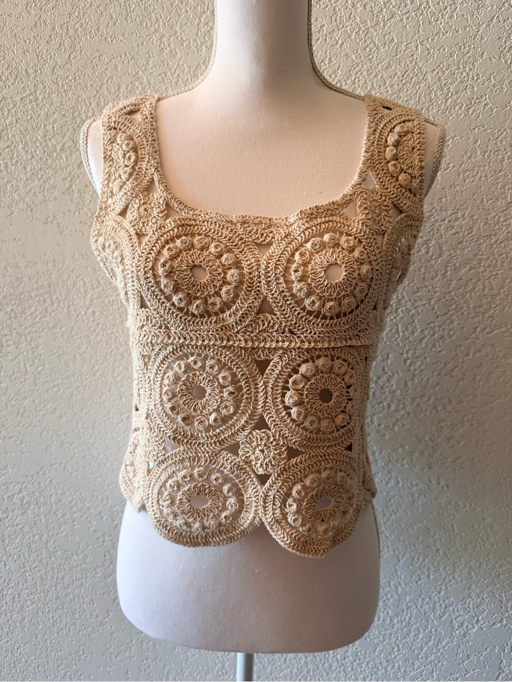 Alya Crochet Circle Crop Top in Cream - Picture 4 of 10